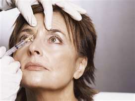 woman gets injection between her brows